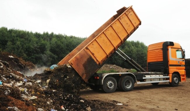 
              <p class="artikelinhalt">Anlieferung von Rohkompost auf dem Gelände der Zwönitzer Städtereinigung Tappe. Mit dem Bau der Biogasanlage wird ab 2009 Energie aus der Kompostierung gezogen.</p>
            