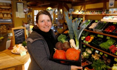 Bioläden wollen mehr regionale Zulieferer - Sandy Roßberg im Hofladen des Guidohofes Uhlsdorf, der Gemüse und Getreide für die eigene Bäckerei anbaut.