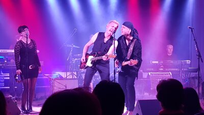 Birbils und Band begeistern mit der Musik ihres Idols - Bernd Birbils (mitte) begeistert schon seit Jahren mit seiner rauchigen Stimme bei den Konzerten der von ihm 2008 gegründeten East Street Band das Publikum, welches wie er die Musik des US-Rockstars Bruce Springsteen mag.