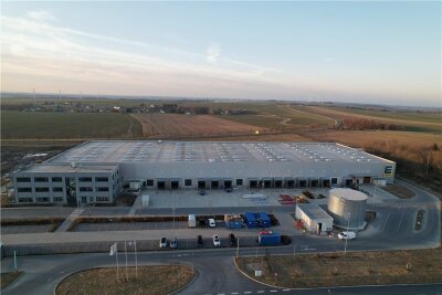 Bis zu 100 Arbeitsplätze geplant: Neues Edeka-Logistikzentrum in Berbersdorf eingeweiht - Dieses Luftbild zeigt die neue Edeka-Bedientheken-Plattform Ost in Berbersdorf von oben. Die Unternehmensgruppe investierte hier 13 Millionen Euro und zieht vom alten Standort Mockritz bei Döbeln an die A4.