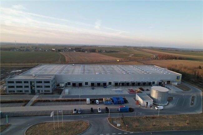 Dieses Luftbild zeigt die neue Edeka-Bedientheken-Plattform Ost in Berbersdorf von oben. Die Unternehmensgruppe investierte hier 13 Millionen Euro und zieht vom alten Standort Mockritz bei Döbeln an die A4.