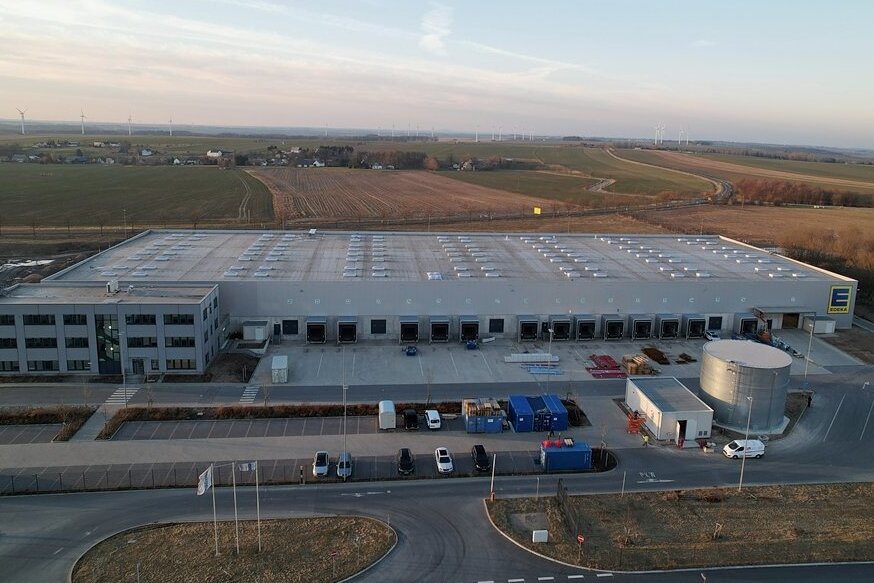 Bis zu 100 Arbeitsplätze geplant: Neues Edeka-Logistikzentrum in Berbersdorf eingeweiht - Dieses Luftbild zeigt die neue Edeka-Bedientheken-Plattform Ost in Berbersdorf von oben. Die Unternehmensgruppe investierte hier 13 Millionen Euro und zieht vom alten Standort Mockritz bei Döbeln an die A4.