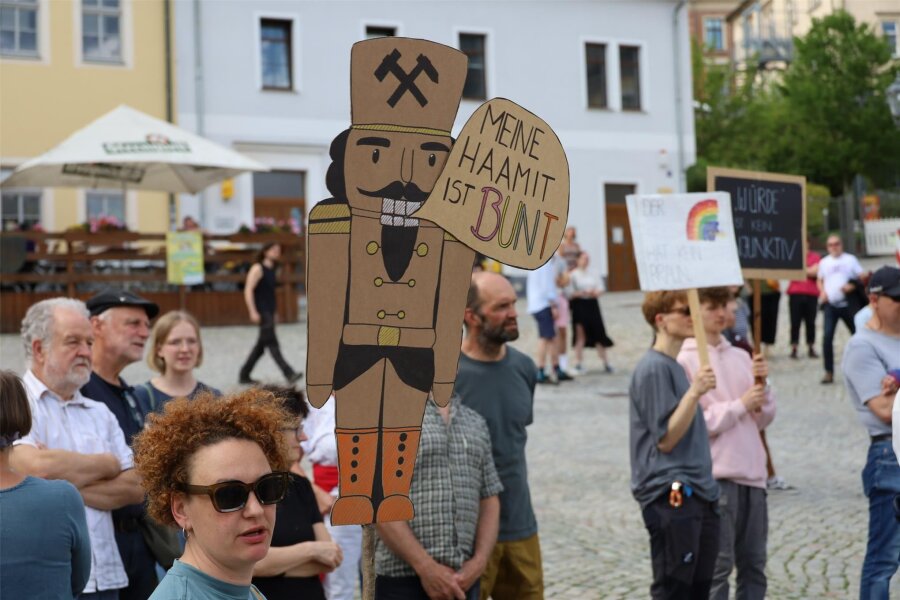 Bis zu 150 Menschen nehmen an Demokratiekundgebung in Lößnitz teil - Mit verschiedenen Plakaten waren die Teilnehmer am Sonntag zur Demokratiekundgebung nach Lößnitz gekommen.