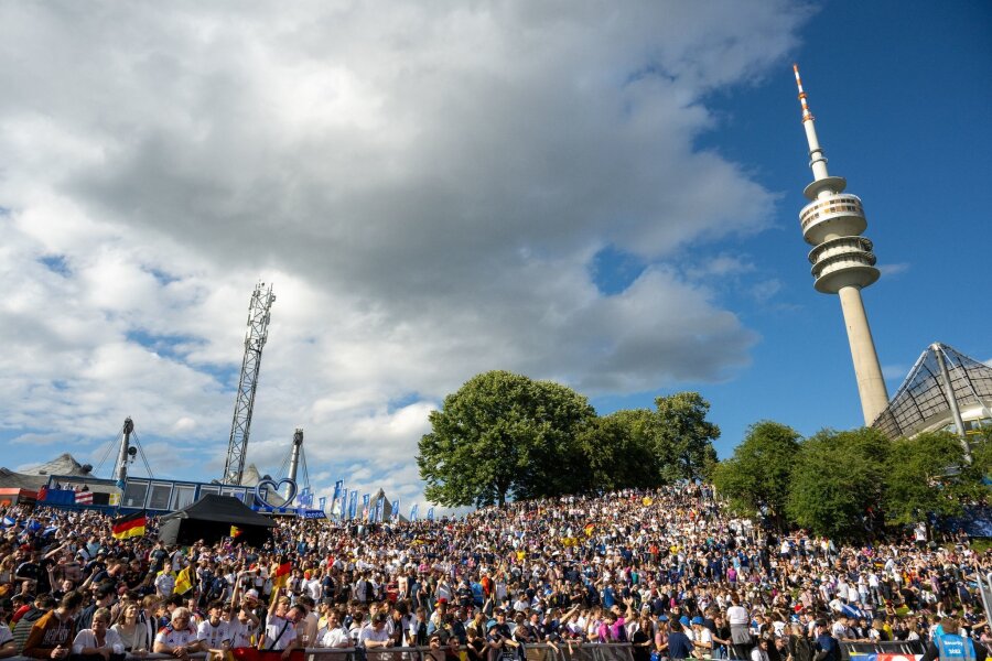Bis zu 76 Prozent mehr Besucher: EM belebt Innenstädte - Eine brechend volle Fanzone im Münchner Olympiapark zum EM-Spiel Deutschland gegen Schottland.