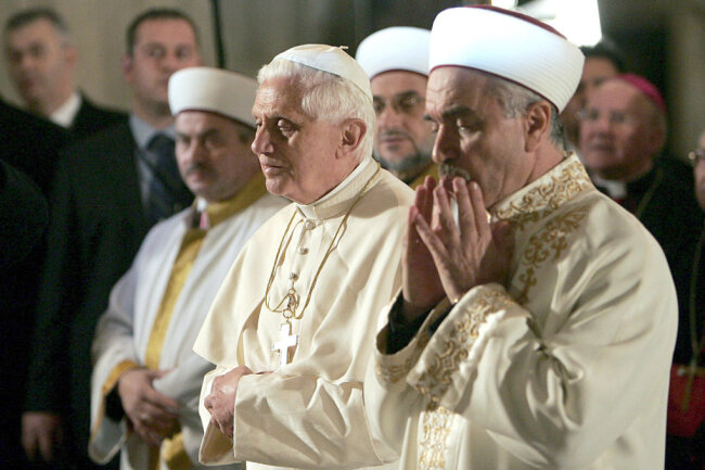 Bis zuletzt vom Missbrauchsskandal belastet: Ein Nachruf auf Papst Benedikt XVI. -  30.11.2006, Türkei, Istanbul: Der damalige Papst Benedikt XVI (M) besucht am die Blaue Moschee. 