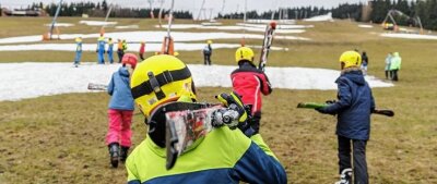 Bis zum letzten Fleckchen: Oberwiesenthaler bieten Skispaß - Wovon keiner begeistert ist: Die Lifte sind nicht in Betrieb. Das heißt, die Kinder müssen - so wie früher - ihre Ausrüstung zum Start tragen.