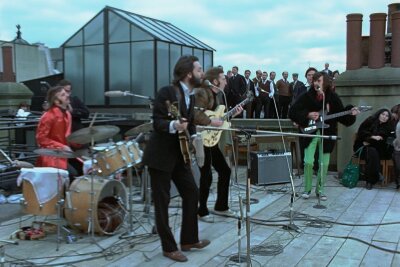 Bis zum letzten Konzert - Neuer Beatles-Film bei Disney plus - Ringo Starr, Paul McCartney, John Lennon und George Harrison bei ihrem letzten Konzert auf dem Dach ihres Bürogebäudes mitten in London. 