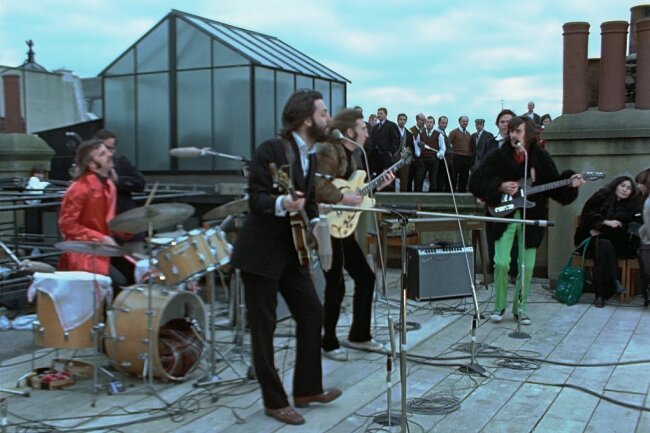 Ringo Starr, Paul McCartney, John Lennon und George Harrison bei ihrem letzten Konzert auf dem Dach ihres Bürogebäudes mitten in London. 