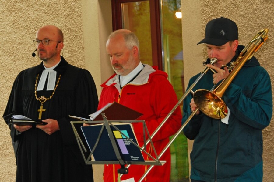 Bischof predigt im Pfarrgarten in Geilsdorf - 