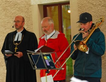 Bischof predigt im Pfarrgarten in Geilsdorf - 