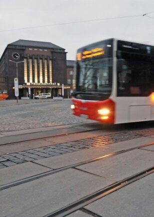 Auch der stadtwärtige Bussteig der Linie 10 am Bahnhofsvorplatz in Zwickau soll einen Unterstand bekommen. 