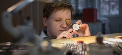 Bislang beste Zeiten für Uhrenhersteller Nomos - Eine Nomos-Mitarbeiterin bei der Montage einer Uhr der Modellreihe Tangomat.