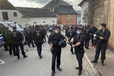 Biss in die Hand eines Polizisten: Gericht verurteilt Ex-Stadträtin aus Zwönitz - Ein Bild vom 10. Mai in Zwönitz. Zahlreiche Beamte waren damals im Einsatz, als die Situation aus dem Ruder geraten ist. Acht Polizisten wurden damals während des Einsatzes verletzt. 