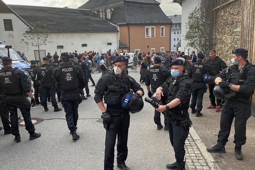 Ein Bild vom 10. Mai in Zwönitz. Zahlreiche Beamte waren damals im Einsatz, als die Situation aus dem Ruder geraten ist. Acht Polizisten wurden damals während des Einsatzes verletzt. 
