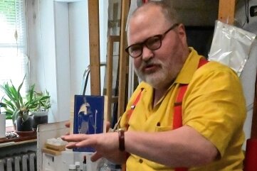 "Bisschen gebohnert haben wir schon" - Der Maler und Grafiker Lichtblau erklärt seine besondere Holzschnitttechnik im Niederwiesaer Atelier.