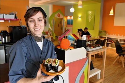 Bistro-Café mit japanischer Hausmannskost zieht 2023 innerhalb von Freiberg um - Im Bistro-Cafè "Kujira" in der Kesselgasse in Freiberg serviert Inhaberin Sabine Goebel ein Reissandwich. 