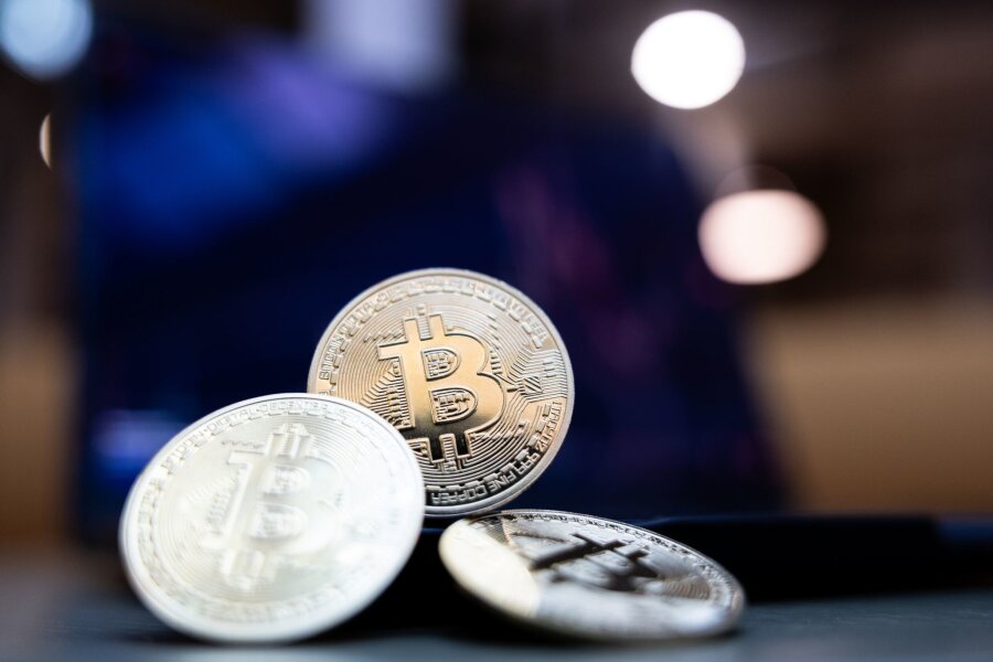 Bitcoin-Halving: Wie wirkt sich das Event auf die Kurse aus? - Bitcoin-Münzen liegen auf einem Tisch.