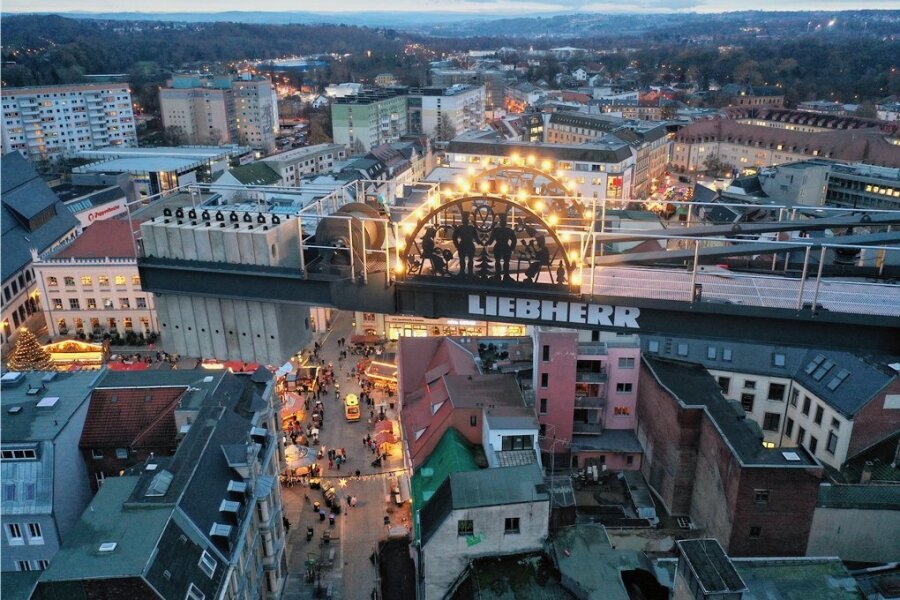 Bitte am 1. Dezember 7.30 Uhr ausspielen. Schwibbögen schweben 48 Meter über der Zwickauer City - Die wohl höchsten Schwibbögen in Zwickau sind auf dem Kranausleger auf der Schocken-Baustelle am Rande des Weihnachtsmarktes installiert worden und leuchten weithin. 