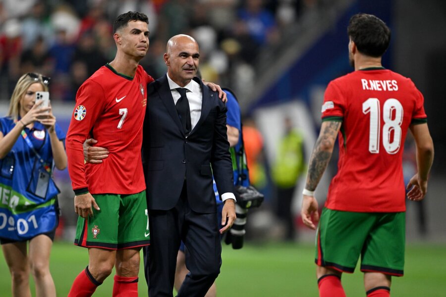 Bitte vergebt mir: Ronaldos tränenreicher Abend in Frankfurt - Ronaldo musste nach seinem verschossenen Elfmeter getröstet werden.
