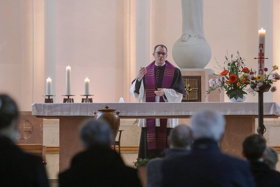 Bitten, Klagen und Hoffnung - Propst Benno Schäffel bei der ökumenischen Andacht am Sonntagnachmittag in der Propsteikirche. 