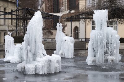 Bittere Kälte von Frankreich bis in die Türkei - Der Fasnachtsbrunnen (auch Tinguely-Brunnen) auf dem Theaterplatz in Basel ist nach der bisher kältesten Nacht der aktuellen Wintersaisonam teilweise vereist.