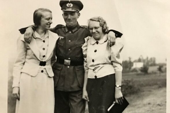 Bittere Weihnachtsgrüße aus Stalingrad - Aufnahme von 1939: Ewald Heckel mit Frau Tabea und ihrer Schwester. Die genaue Identität der Frauen auf dem Foto ist nicht bekannt.