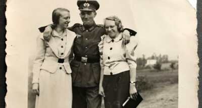Bittere Weihnachtsgrüße im Kriegswinter aus Stalingrad - Aufnahme von 1939: Ewald Heckel mit Frau Tabea und ihrer Schwester. Die genaue Identität der Frauen auf dem Foto ist nicht bekannt.