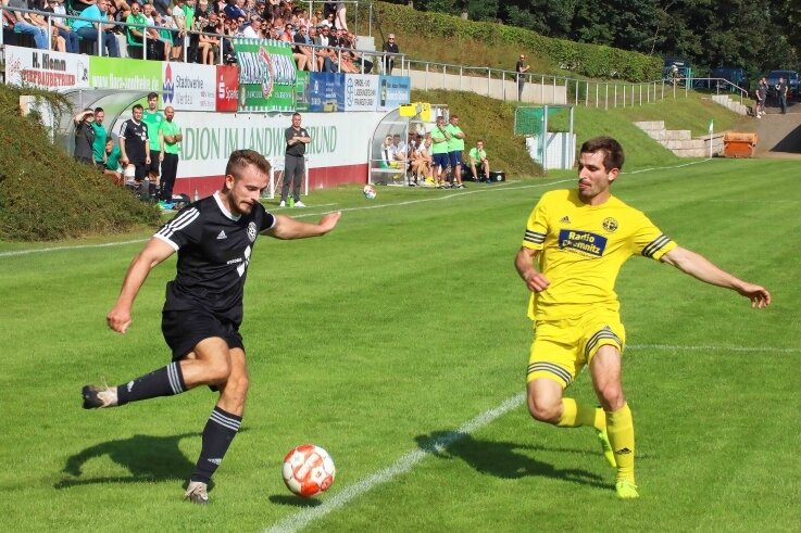 Bitterer Pokal-Nachmittag für Werdau - Der Werdauer Tom Dörner (links) erzielte die 1:0-Führung. Kurz vorm Ende der regulären Spielzeit verletzte sich der Stürmer schwer. 