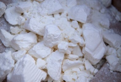 BKA: 2023 Rekordmenge an Kokain beschlagnahmt - Kokain liegt vor dem Transport zu einer Müllverbrennungsanlage in einer Kiste. Im vergangenen Jahr wurden in Deutschland rund 43 Tonnen Kokain sichergestellt (Symbolbild).