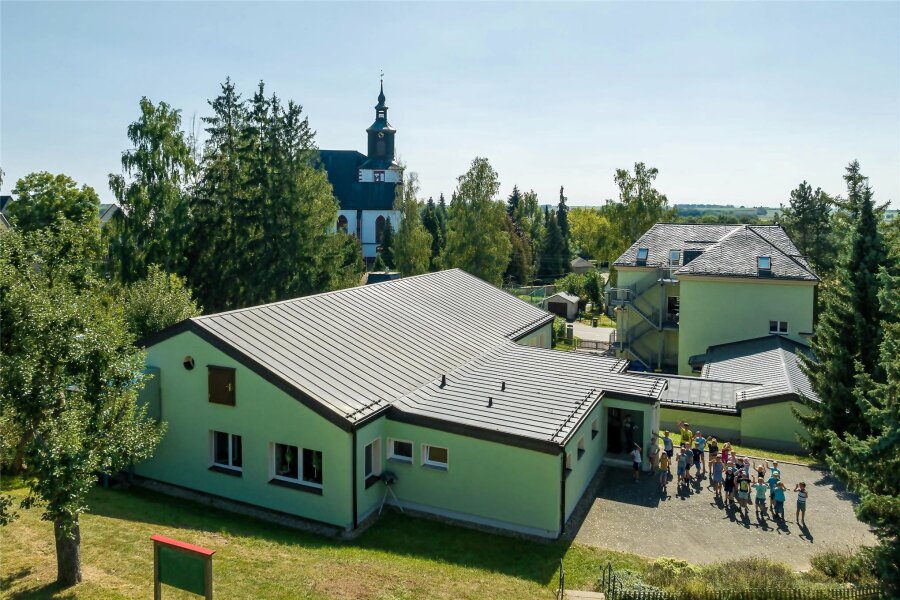 Blackout, hohe Strompreise, Trockenheit: So wappnet sich Seelitz - Auf das Dach des Anbaus an der Evangelischen Grundschule in Seelitz soll eine Fotovoltaikanlage gebaut werden.