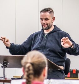 Bläserkids mit neuem Dirigenten - Sven Lerchenberger dirigiert nun die Bläserkids. Zum Ensemble gehören derzeit zwölf Kinder. 