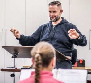 Bläserkids mit neuem Dirigenten - Sven Lerchenberger dirigiert nun die Bläserkids. Zum Ensemble gehören derzeit zwölf Kinder. 