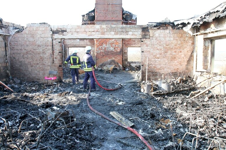 Das Feuer hat den Dachstuhl und große Teile des Hauses stark in Mitleidenschaft gezogen.