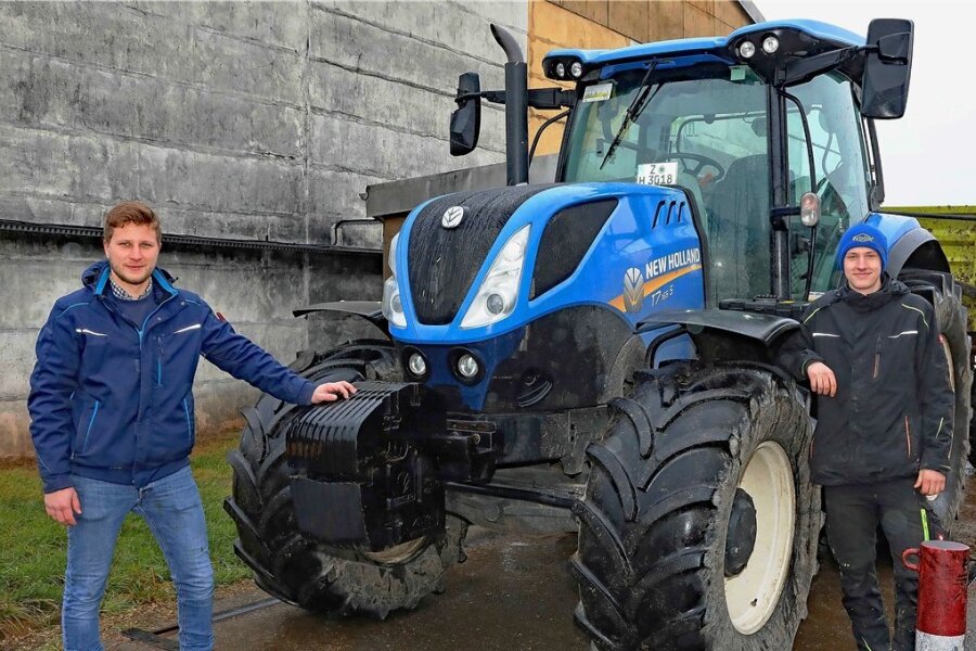 Blankenhainer haben jüngsten Chef aller Agrarbetriebe Sachsens - Zwischen Traktorsitz und Chefsessel: Jonas Wappler (l.) ist neuer Geschäftsführer der Agrargenossenschaft Blankenhain. Der Betrieb bildet seit 1954 Lehrlinge aus. Sandro Winkler (r.) ist Azubi im zweiten Lehrjahr. 