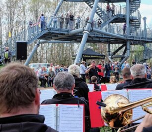 Blasmusikanten laden zum Frühlingsfest ein - Die Oelsnitzer Blasmusikanten unter Leitung von Tilo Nüßler - hier bei einem Auftritt auf der Deutschlandschachthalde in Oelsnitz  - laden für Sonntag wieder zum Frühlingsfest ein. 