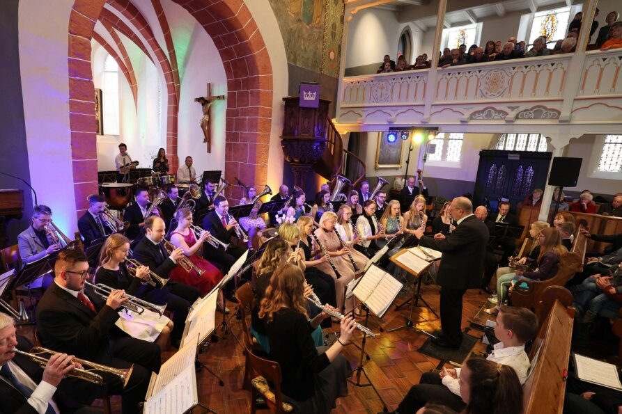 Blasmusikverein spielt in Kirche für ukrainische Familien - 