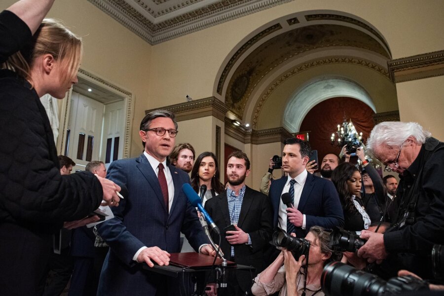 Blau-gelbe Fähnchen und blanke Wut im US-Repräsentantenhaus - Der Sprecher des Repräsentantenhauses, Mike Johnson, beantwortete nach der Entscheidung zur Hilfe für die Ukraine Fragen von Reportern.
