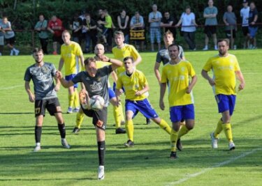 Blau-Gelbe halten Spiel 70 Minuten offen - Glück für den SV Blau-Gelb Mülsen: Der Auerbacher Jonas Dittrich kann diese Chance im Strafraum nicht nutzen. 