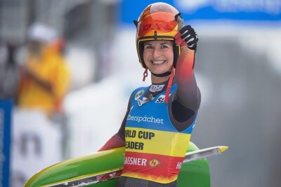 Blauer Fleck und ein Lächeln: Julia Taubitz happy mit Platz zwei - Daumen hoch: die im Weltcup führende Julia Taubitz zeigte auch in Altenberg eine starke Leistung. 