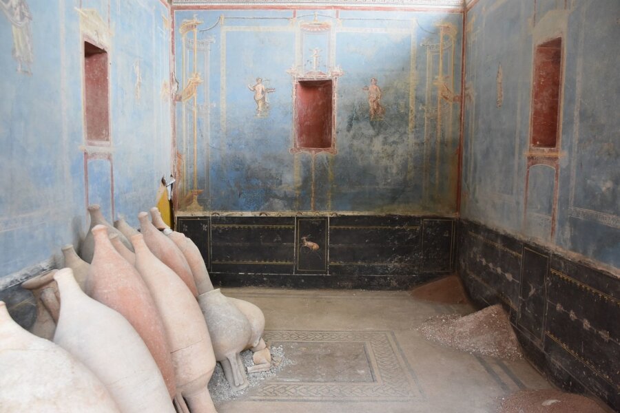 Blauer Raum für Rituale in Pompeji freigelegt - Ein Raum mit blauen Wänden und gemalten weiblichen Figuren ist in Pompeji freigelegt worden.
