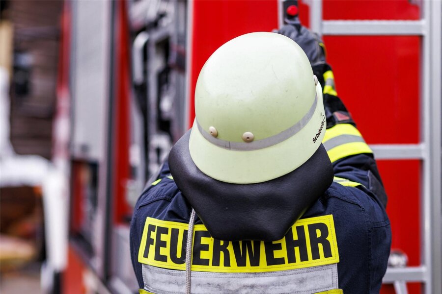 Blaulicht-Einsatz an der Äußeren Crimmitschauer Straße in Meerane: Das war der Grund für das große Aufgebot der Retter - Die Feuerwehr war mit 26 Helfern im Einsatz.