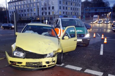 Ein Polizeitransporter ist am Donnerstag  auf der Chemnitzer Reichsstraße mit einem Golf zusammengestoßen.