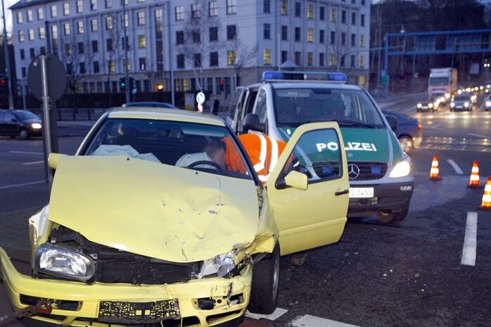 Ein Polizeitransporter ist am Donnerstag  auf der Chemnitzer Reichsstraße mit einem Golf zusammengestoßen.