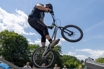 Marco Hösel zeigte in Ehrenfriedersdorf seine spektakuläre Show. Beim Blaulichttag wurde aber auch der Umgang mit E-Bikes geschult. 