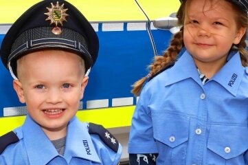 Lasse (2) und Lia (3): Früh übt sich, wer Polizist werden will.