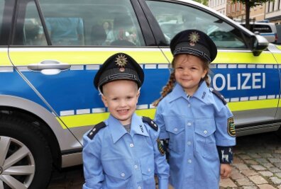 Blaulichttag in Werdau: Retter laden zum Ausprobieren ein - Lasse (2) und Lia (3): Früh übt sich, wer Polizist werden will.