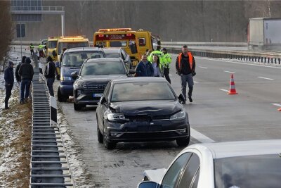Blechschäden  bei Schneeglätte - Auf der A4 gab es am Freitag gleich mehrere Unfälle. 