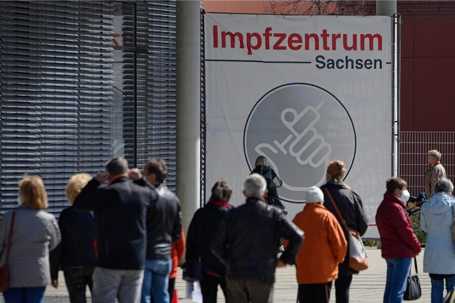 Menschen warten vor dem Impfzentrum an der Messe Dresden. Nur die Zentren in den drei größten sächsischen Städten sollen nach dem 30. Juni bestehen bleiben. Aber ist dies wirklich das letzte Wort? 