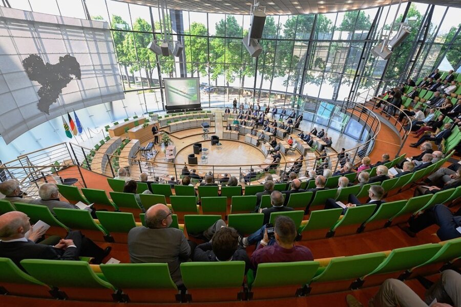 Sachsens Verfassung sei "modern und zeitgemäß", sagte Landtagspräsident Matthias Rößler (CDU) auf der Feierstunde zu ihrem 30-jährigen Bestehen am Mittwoch der vergangenen Woche. 