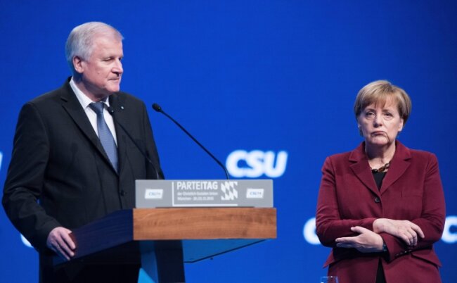 Bleibt es ihr Land? - Szenen einer Entfremdung: Der CSU-Vorsitzende Horst Seehofer kanzelt CDU-Chefin und Bundeskanzlerin Angela Merkel beim Thema Flüchtlinge öffentlich ab.